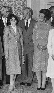 Louise und Steven Weinberg mit Königin Beatrix 1983.jpg