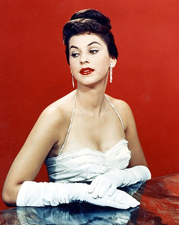 File:Luz Marina Zuluaga poses for Max Factor of Hollywood.jpg