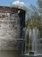Detail rondeelmuur en fontein