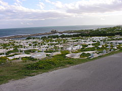 Vista del cementerio marino delante del «cothon» de Madhia.