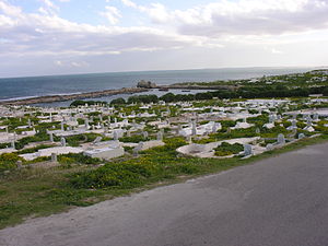 Vista del cimitero marino di fronte al coton di Mahdia.