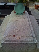 קברו של מנדל בבית הקברות פאסי בצרפת