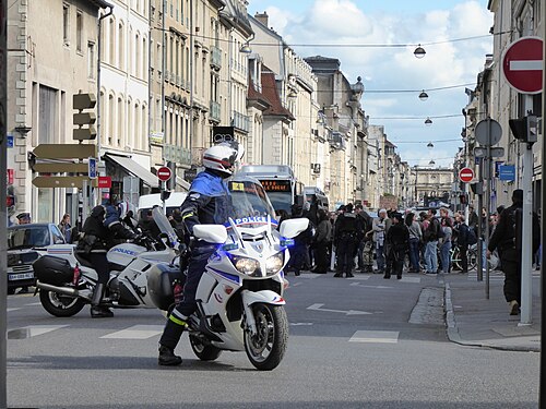 Policiers encadrant des manifestants rue Saint-Dizier, Nancy, France