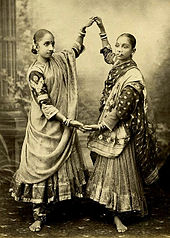 https://upload.wikimedia.org/wikipedia/commons/thumb/0/07/Marathi_dancing_girls.jpg/170px-Marathi_dancing_girls.jpg