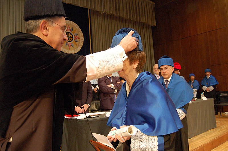 File:Margarita Salas y Santiago Grisolía Doctores Honoris Causa UNED (6).jpg