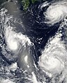 日本の南にある3つの台風（平成18年,台風7,8,9号）。2006年8月7日。