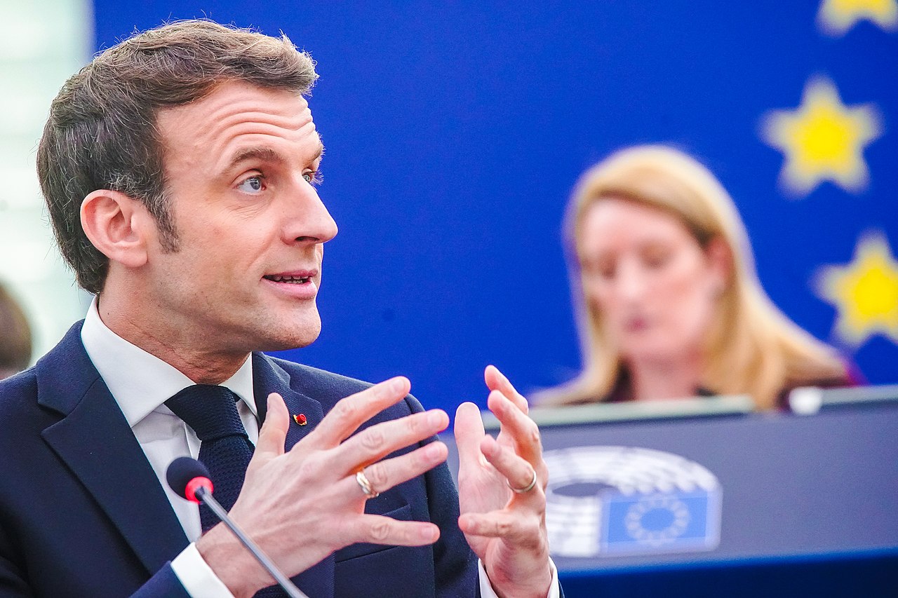 Die Mitglieder debattierten mit Emmanuel Macron über die Prioritäten des französischen Ratsvorsitzes - 51830992095.jpg