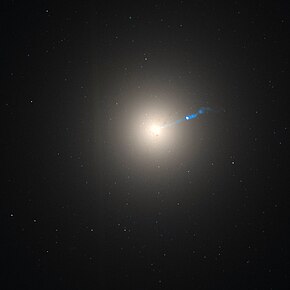 Визуальное изображение Мессье 87 с ярким ядром, джетом и шаровыми скоплениями.