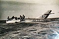 חולית צוות החופים משייטת הנחתות בפיקודו של אלי לוי (ראשון מימין), בתמונה זו אנשי החוליה רכובים על מטוס מיג 15 במהלך חילוץ מימת ברדוויל, נובמבר 1956.