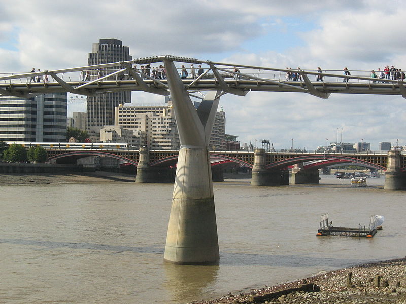 File:Millennium-Bridge-20040918-018.jpg