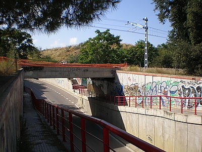 Español: Mollet del Vallès: Carrer de Can Flequer en su paso bajo la línea de ferrocarril de Puigcerdà.