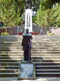 Statua di Mona Rudao e monumento all'incidente di Wushe, scattate da fanglan.jpg