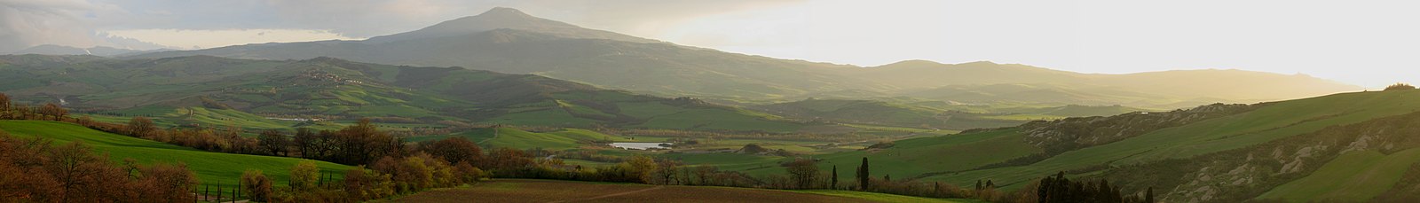 Panorama doline sa Planinom Amiata u pozadini