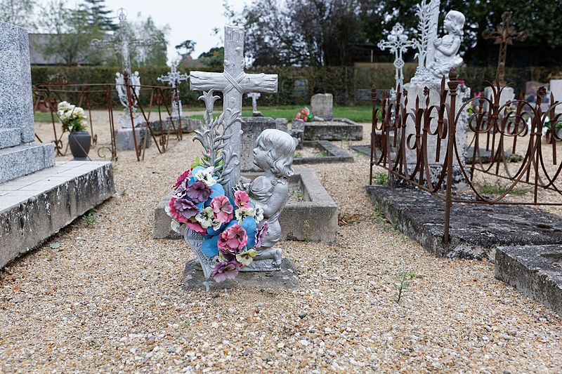 File:Montreuil-en-Touraine - Cimetière 25.jpg