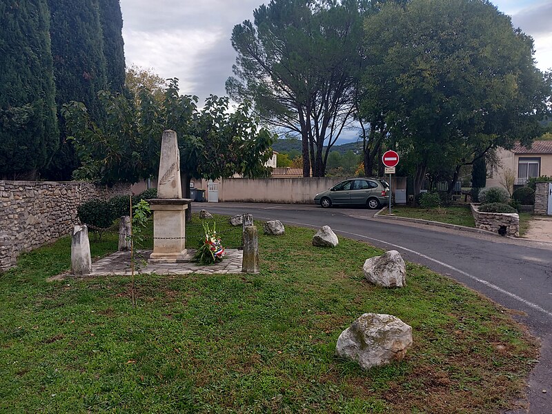 File:Monument aux morts de Sainte-Croix-de-Quintillargues 02.jpg