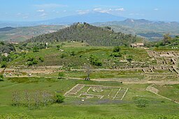 Utsikt över Morgantinas hellenska period. En bosättning från järnåldern fanns på kullen Cittadella i bakgrunden. Etna syns länger bort.