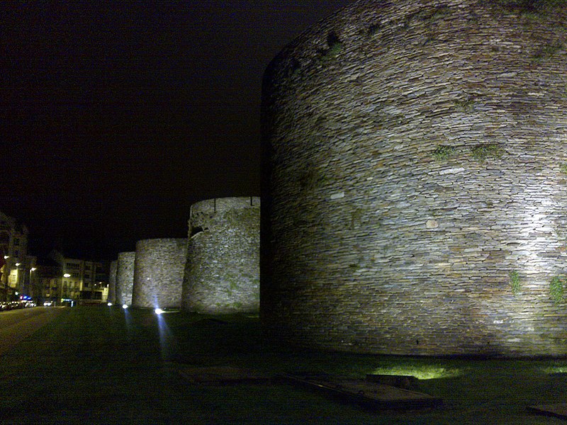 File:Muralla romana de Lugo ( noche) - panoramio.jpg