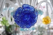 English: Detail (blue flower) of a murano chandelier. Deutsch: Detail eines Murano Lüsters.