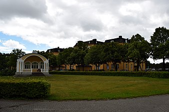 Musikpaviljongen framför huvudkasernen.