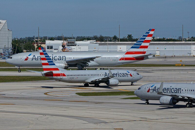 File:N958NN & N798AN American Airlines @ MIA, December 2016 (01).jpg