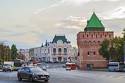 Theo chiều kim đồng hồ: Tháp Dmitrievskaya của Kremlin, Cầu thang Chkalov, Hội chợ, GAZ, Tượng đài Minin và Pozharsky, Nhà thờ chính tòa Saint Alexander Nevsky và Sân vận động.