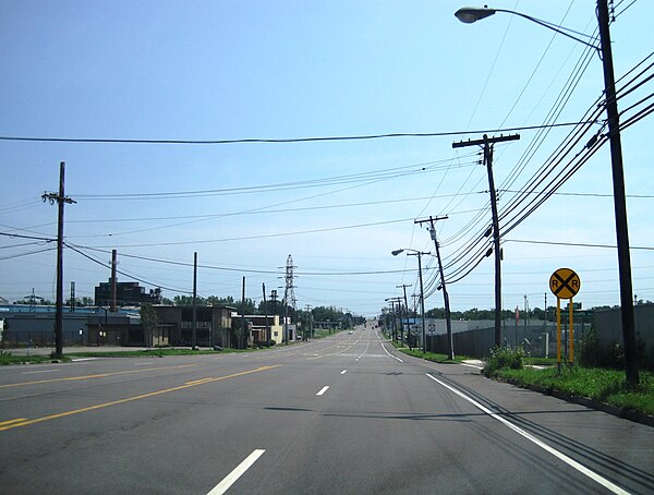 Hyde Park Boulevard (NY 61) southbound on the border of the town of Niagara and city of Niagara Falls (town on left)