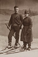 Fridtjof Nansen a Eva Nansenová pózují na lyžích ve fotoateliéru