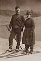 Fridtjof og Eva Nansen poserer i skiantrekk 1889.