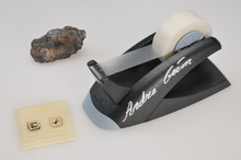 A lump of graphite, a graphene transistor, and a tape dispenser. Donated to the Nobel Museum in Stockholm by Andre Geim and Konstantin Novoselov in 2010. Nobelpriset i fysik 2010.png