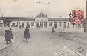 On distingue clairement la double voie implantée devant la gare de Bourges.
