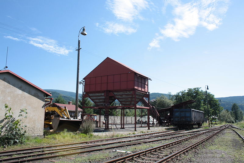 File:Nové Město pod Smrkem, železniční zastávka, uhlí.jpg