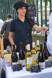 Wine stand at a market for artisanal foods in the Parque Lincoln of Polanco, Mexico City. NuestroMercadoQuesos10.JPG