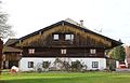 Grafing, Oberlandstraße 72, Wohnteil des Hakenhofes, sogenannt Beim Gastl, zweigeschossiger Flachsatteldachbau mit Blockbau-Obergeschoss, traufseitiger Laube und verbretterter Hochlaube, 2. Hälfte 17. Jahrhundert, Dachaufbau Ende 18. Jahrhundert, massives Erdgeschoss erneuert. This is a picture of the Bavarian Baudenkmal (cultural heritage monument) with the ID D-1-84-141-49 (Wikidata)