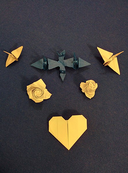 File:Origami-cranes-tobefree-20151223-222907.jpg