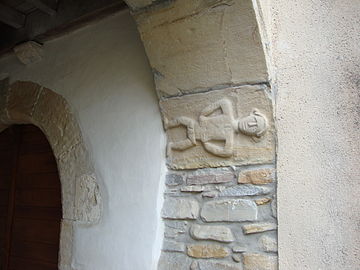 Petit relief au portail de l'église.