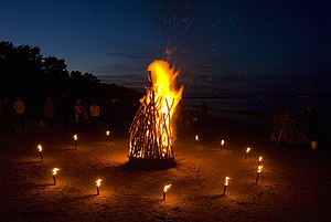 Feuer: Chemisch-physikalischer Hintergrund, Wortherkunft, Feuernutzung durch Raubvögel in Australien