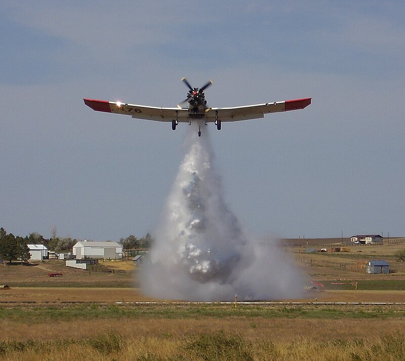 800px-PZL_M18B_Dropping_Water.jpg