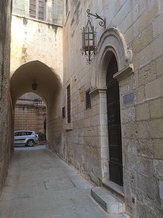 The narrow street Palazzo Sofia, Mdina.jpeg