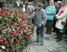 אזרחים מניחים פרחים באתר ההתנקשות ביום שאחרי הרצח