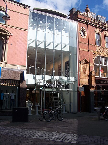 File:Pandora, Briggate, Leeds (11th April 2011).jpg