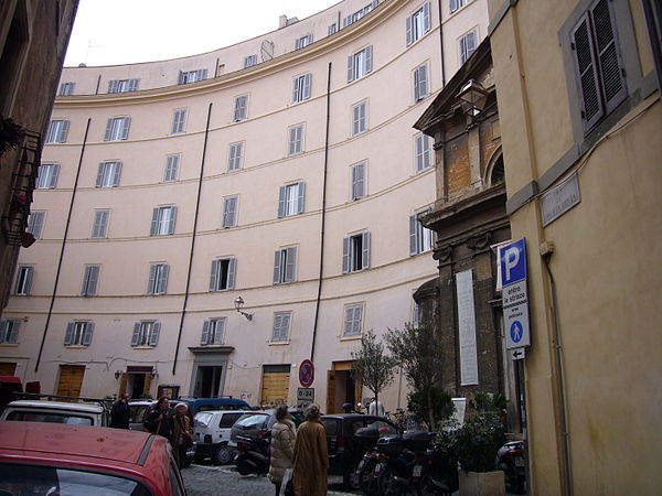 Os edifícios da Piazza di Grotta Pinta seguem a curvatura do antigo Teatro de Pompeu. A igreja de Santa Maria, visível à direita, ocupa um dos corredores de acesso (cavea) do teatro.