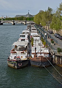 Paris Port des Tuileries depuis passerelle Senghor 2014.jpg