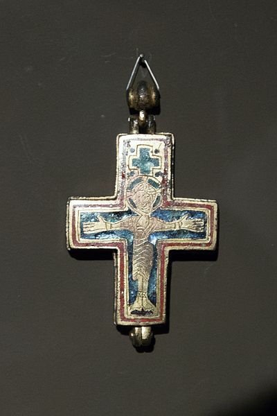 File:Pectoral relic cross, 11th-12th c, exh. Benedictines NG Prague, 150654.jpg