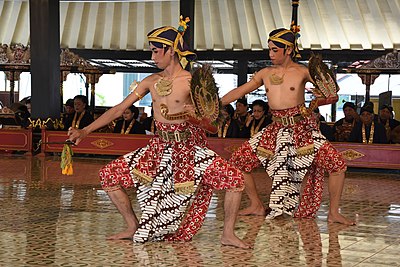 Sejumlah penari menampilkan tarian Beksan Jebeng di Bangsal Srimanganti, kompleks Keraton Yogyakarta