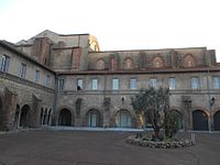 O claustro e a igreja do Convento dos Pregadores