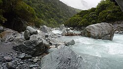 Горната река на Пърт достига до Уестленд, Нова Зеландия.jpg