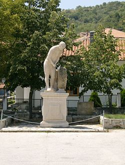 Паметник на каменоделец в центъра на Петрота