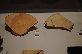 Piatti ingobbiati monocromi (scarti di prima cottura - XVII secolo).