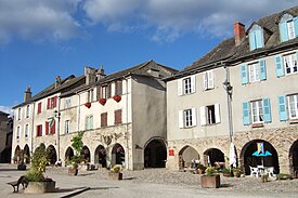 Fachadas laterais viradas a sul em Sauveterre-de-Rouergue