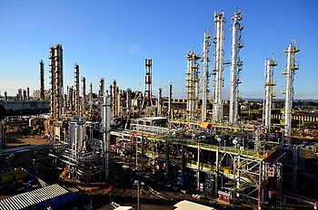 Typische Raffinerie, mit den Destillationstürmen, zur Auftrennung der Erdöl-Bestandteile.